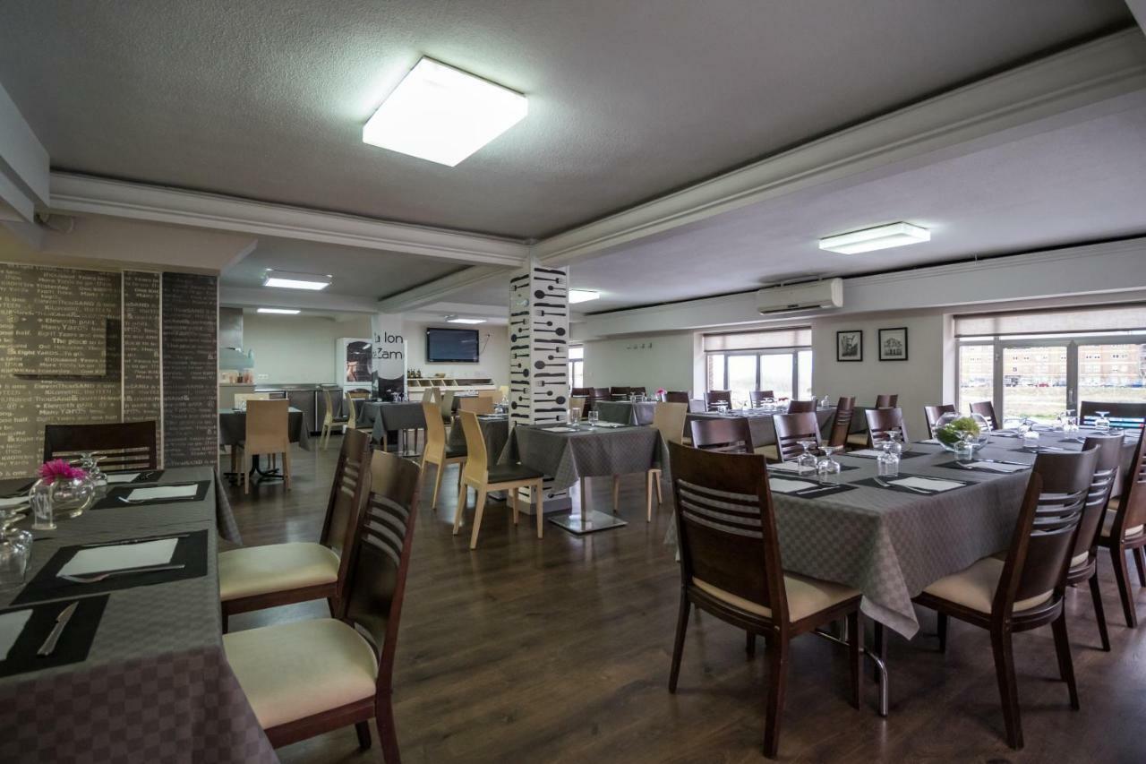 Pension Oasis Zamora Bagian luar foto